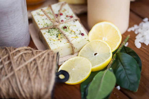 Primo piano di sapone naturale e candele su legno — Foto Stock