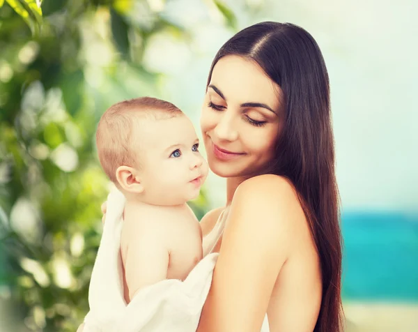 Mutlu anne ve sevimli bebek. — Stok fotoğraf