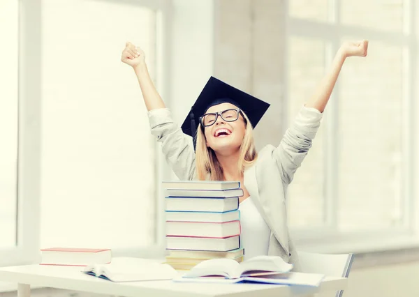 Счастливый студент в выпускной шапке — стоковое фото