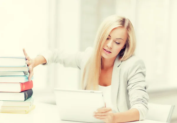 Schüler mit Büchern und Tablet-PC — Stockfoto