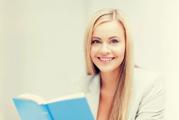 Giovane donna che legge libro — Foto Stock