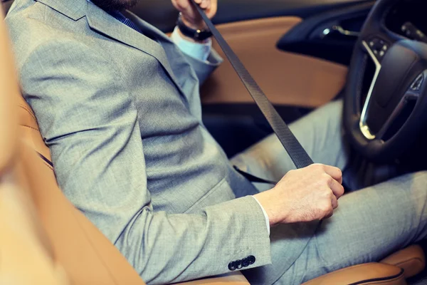 Крупним планом чоловік кріпиться ремінь безпеки сидіння в машині — стокове фото