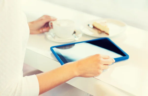 Primer plano de la mujer con la tableta pc beber café — Foto de Stock