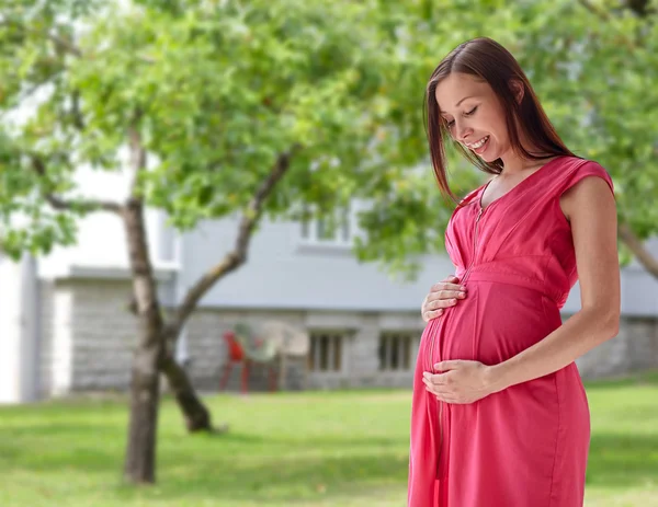 Mujer embarazada feliz con gran barriga —  Fotos de Stock