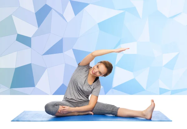 Lycklig kvinna att göra yoga och stretching på matta — Stockfoto