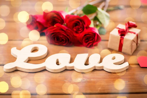 Zár-megjelöl-a ajándék, a szerelem szót, a vörös rózsa és a szív — Stock Fotó