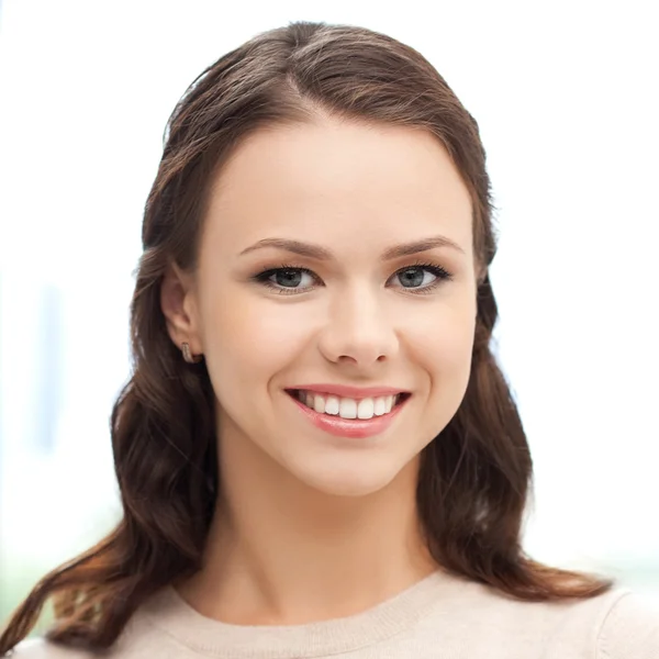 Feliz sorridente jovem mulher rosto ou retrato — Fotografia de Stock