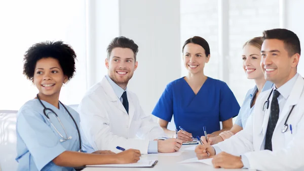 Gruppe glücklicher Ärzte trifft sich im Krankenhaus — Stockfoto