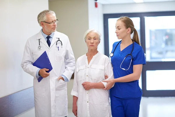 Dokters en senior patiënt vrouw in ziekenhuis — Stockfoto