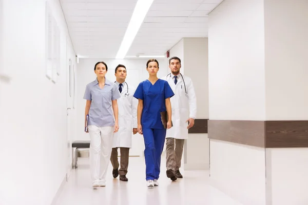Группа врачей или врачей в больничном коридоре — стоковое фото