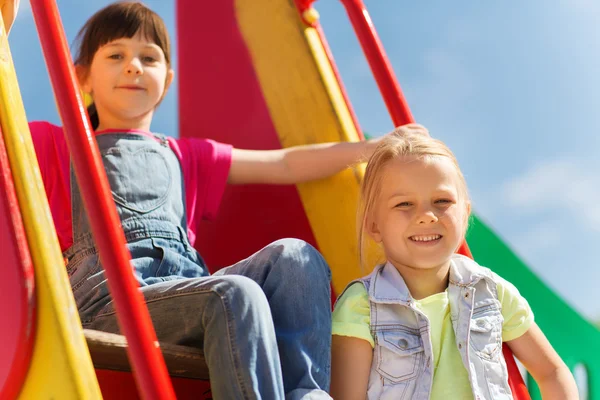 Bambini felici nel parco giochi per bambini — Foto Stock