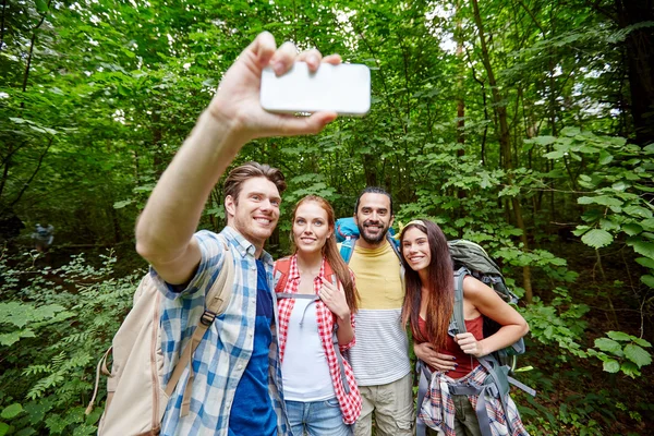 Φίλοι με σακίδιο λαμβάνοντας selfie από το smartphone — Φωτογραφία Αρχείου