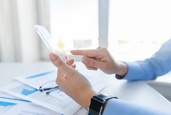 Primer plano de la mujer con teléfono inteligente transparente —  Fotos de Stock