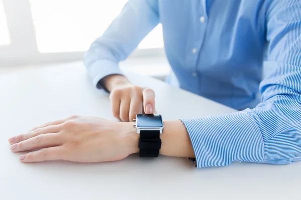 Nahaufnahme von Zeigern, die Smartwatches einstellen — Stockfoto