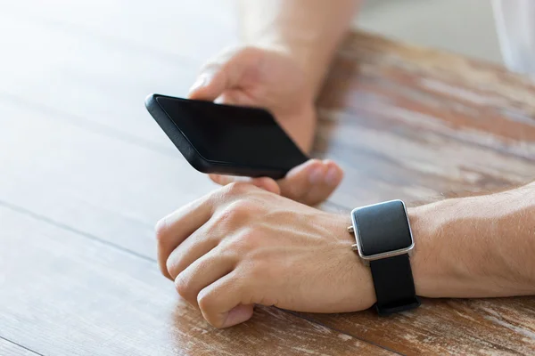 Nahaufnahme der Hände mit Smartphone und Uhr — Stockfoto