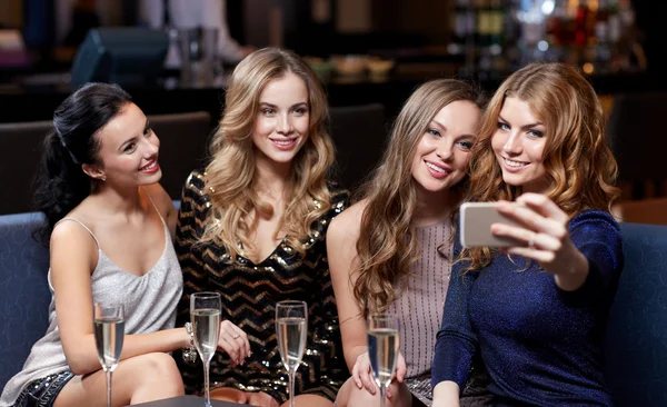 Kvinnor med champagne med selfie på nattklubb — Stockfoto