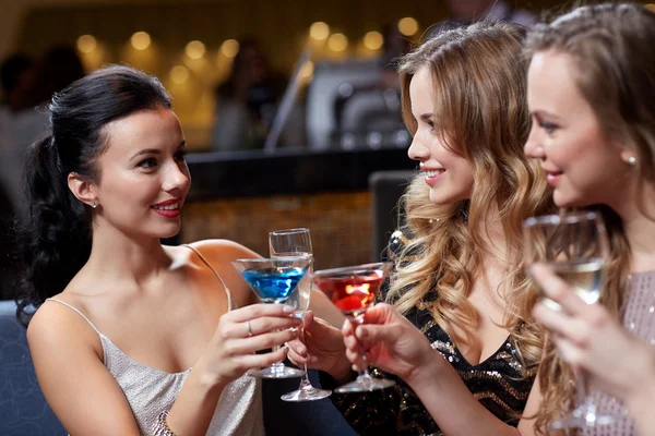 Glada kvinnor med drinkar på nattklubb — Stockfoto