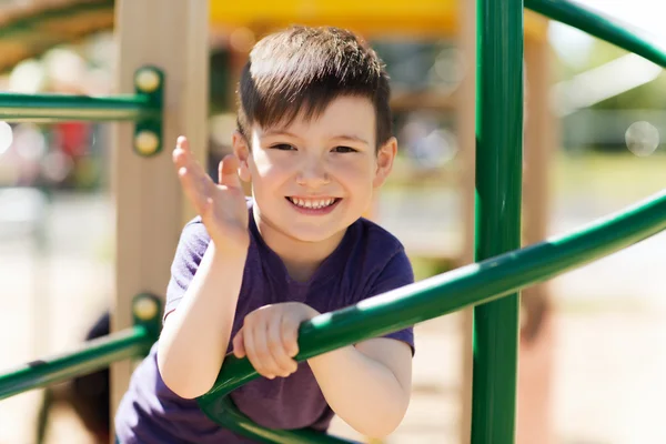 Szczęśliwy chłopiec wspinaczka na plac zabaw dla dzieci Obrazek Stockowy