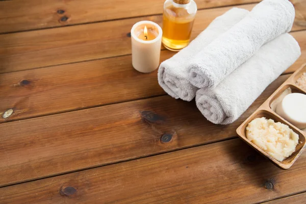 Close up of natural cosmetics and bath towels — Stock Photo, Image