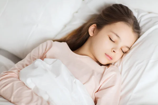 Chica durmiendo en la cama en casa —  Fotos de Stock