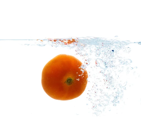 Pomodoro che cade o si immerge in acqua con spruzzi — Foto Stock