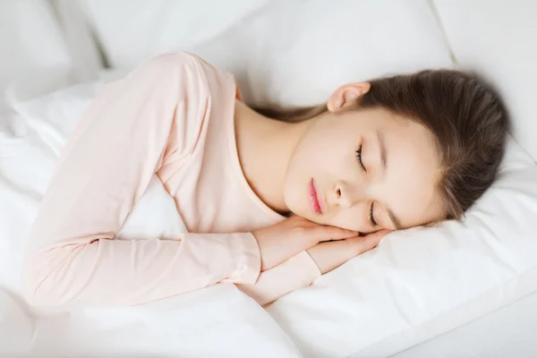 Chica durmiendo en la cama en casa — Foto de Stock