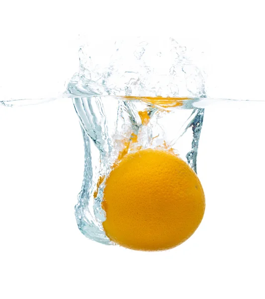 Naranja cayendo o sumergiéndose en agua con salpicadura — Foto de Stock