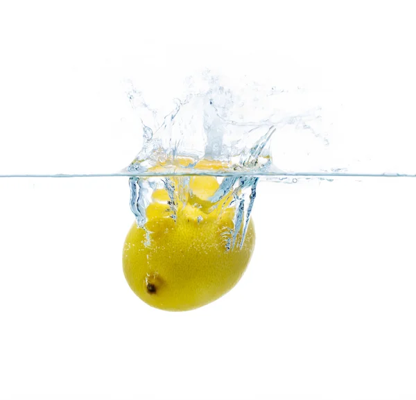 Limón cayendo o sumergiéndose en agua con salpicadura —  Fotos de Stock