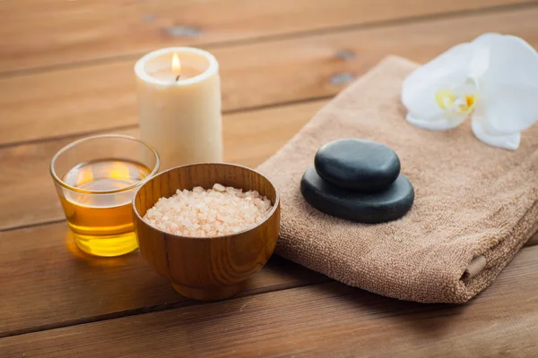 Close up of pink salt with honey and bath stuff — Stock Photo, Image