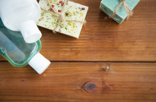 Close up van handgemaakte zeep bars en lotions op hout — Stockfoto