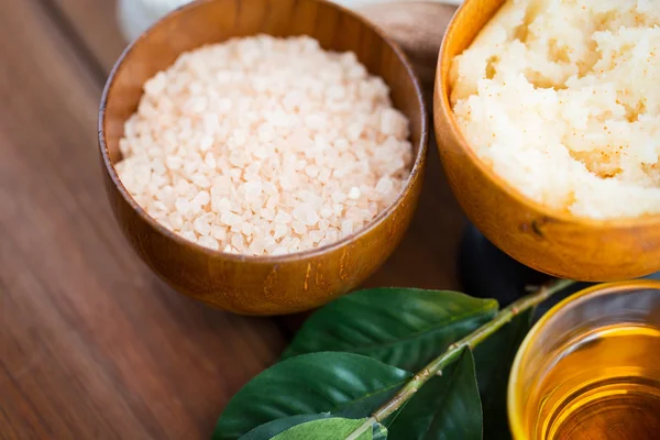 Primer plano de sal rosada himalaya y exfoliación corporal — Foto de Stock