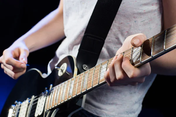 Músico tocando guitarra eléctrica con mediador Imágenes De Stock Sin Royalties Gratis