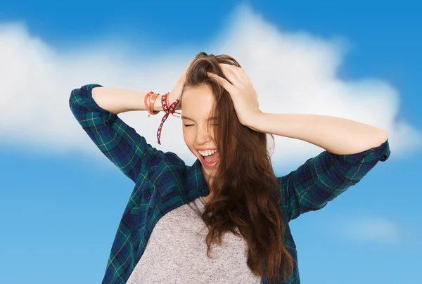 Feliz bonita adolescente sosteniendo a la cabeza — Foto de Stock