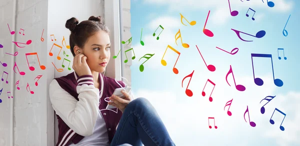 Chica adolescente con teléfono inteligente y auriculares — Foto de Stock