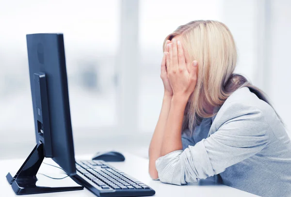 Donna stressata con computer — Foto Stock