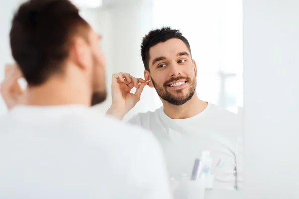 Uomo pulizia orecchio con tampone di cotone in bagno — Foto Stock