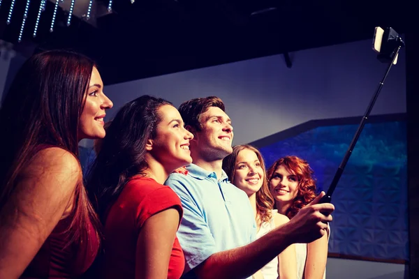 Friends with smartphone taking selfie in club — Stock Photo, Image