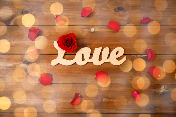 木に赤いバラを持つ単語愛カットアウトのクローズ アップ — ストック写真