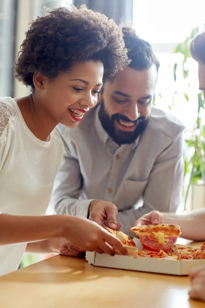 Šťastný obchodní tým jíst pizzu v úřadu — Stock fotografie