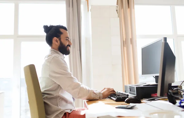 Bilgisayar ile mutlu yaratıcı erkek ofis çalışanı — Stok fotoğraf