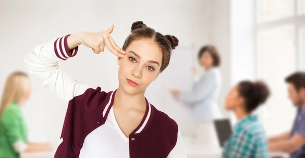 Uttråkad student tjej gör finger pistol gest — Stockfoto