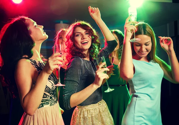 Bardak şampanya kulüpte arkadaşlarıyla gülümseyen — Stok fotoğraf