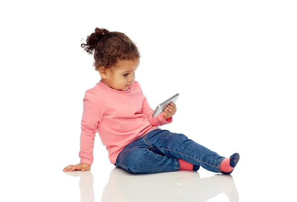 Sorrindo pequena menina brincando com smartphone — Fotografia de Stock