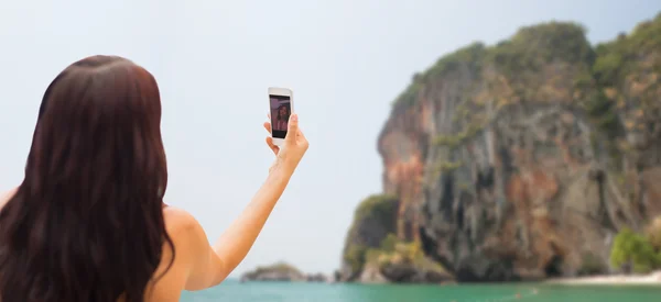 Junge Frau macht Selfie mit Smartphone — Stockfoto