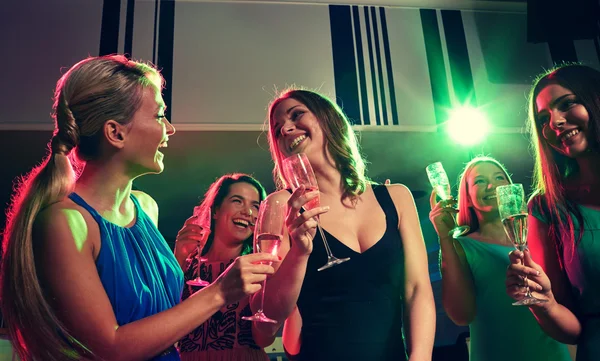 Jeunes femmes avec des verres de champagne en club — Photo