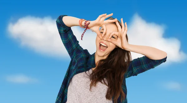 Felice adolescente che fa viso e si diverte — Foto Stock