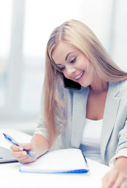 Femme d'affaires avec téléphone — Photo