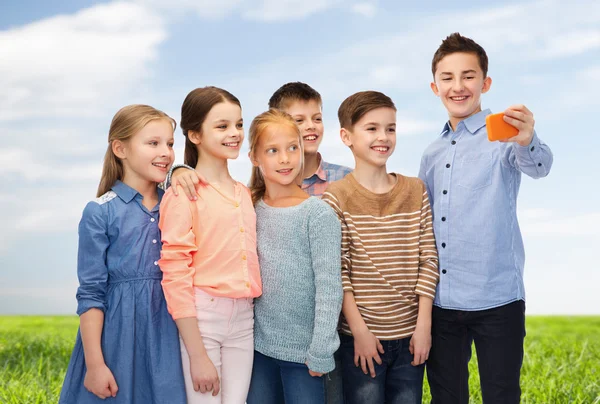 Niños felices hablando selfie por teléfono inteligente —  Fotos de Stock