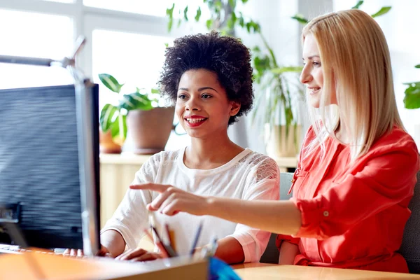 Glückliche Frauen oder Studenten mit Computer im Büro — Stockfoto