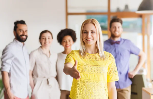 Vrouw handdruk maken over creatieve office-team — Stockfoto
